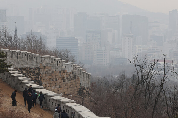 서울의 초미세먼지 농도가 나쁨 수준을 보인 12일 오전 서울 종로구 인왕산에서 바라본 도심이 뿌옇다. 연합뉴스