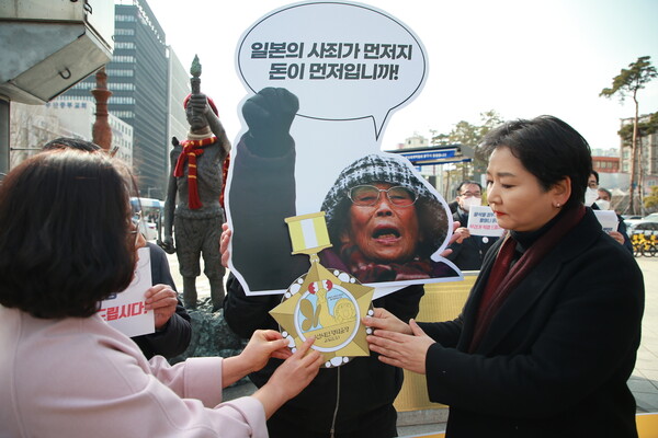 지난 14일 부산 동구 초량동 일본총영사관 근처 강제징용노동자상 근처에서 부산 시민단체들이 기자회견을 열어 정부 대신 양금덕 할머니에게 평화훈장 수여 운동을 펼치겠다고 밝혔다. 김영동 기자