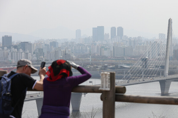 오후부터 황사가 유입돼 서쪽 지역을 중심으로 미세먼지가 나쁨 수준 이상일 것으로 예보된 23일 서울 마포구 하늘공원에서 바라본 서울 시내. 연합뉴스