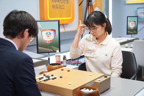 최정 9단(오른쪽)이 16일 한우진 7단과 대국하고 있다. 한국기원 제공