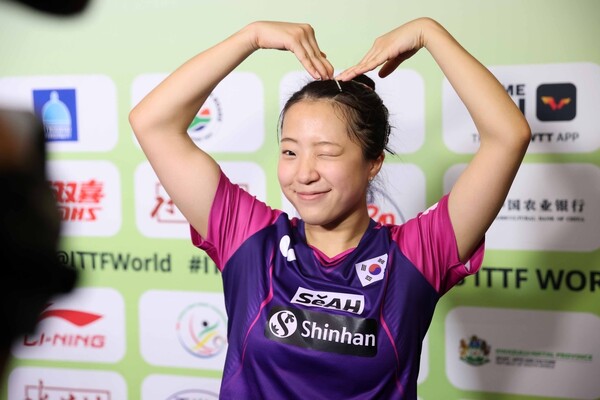 신유빈이 24일(현지시각) 남아프리카공화국 더반에서 열린 2023 국제탁구연맹(ITTF) 세계대회 여자단식 32강전에서 승리한 뒤 기뻐하고 있다. 대한탁구협회 제공