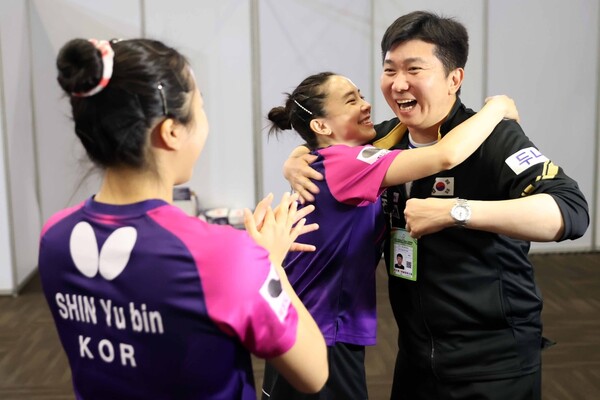 전지희가 25일(현지시각) 남아프리카공화국 더반에서 열린 2023 국제탁구연맹(ITTF) 세계대회 여자복식에서 4강에 진출한 뒤 유승민 대한탁구협회 회장과 껴안으며 기뻐하고 있다. 대한탁구협회 제공