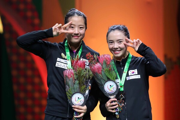 신유빈과 전지희가 27일(현지시각) 남아프리카공화국 더반에서 열린 2023 국제탁구연맹(ITTF) 세계대회 여자복식 결승에서 은메달을 딴 뒤 활짝 웃고 있다. 대한탁구협회 제공