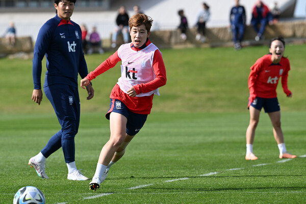 한국 여자축구대표팀의 공격수 문미라가 지난 13일 호주 캠벨타운 토마스 하셀 성공회 고등학교에서 훈련하고 있다. 대한축구협회