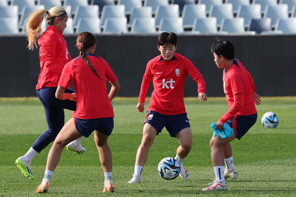 한국 여자 축구대표팀 선수들이 28일 호주 시드니 외곽의 캠벨타운 스포츠 스타디움에서 훈련하고 있다. 시드니/연합뉴스