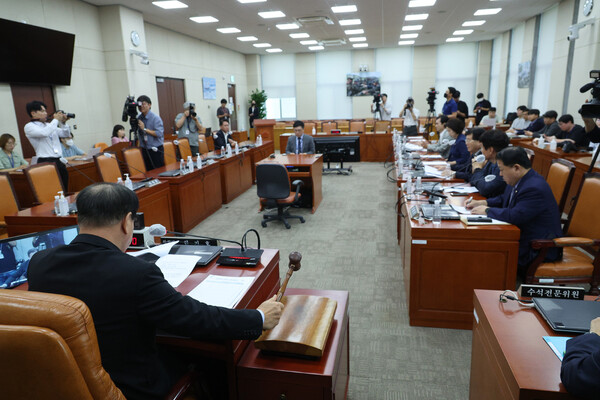 16일 오전 국회 국방위원회 전체회의가 국민의힘 소속 국방위원과 이종섭 국방부 장관 등 정부 측 인사들이 불참한 가운데 진행되고 있다. 연합뉴스