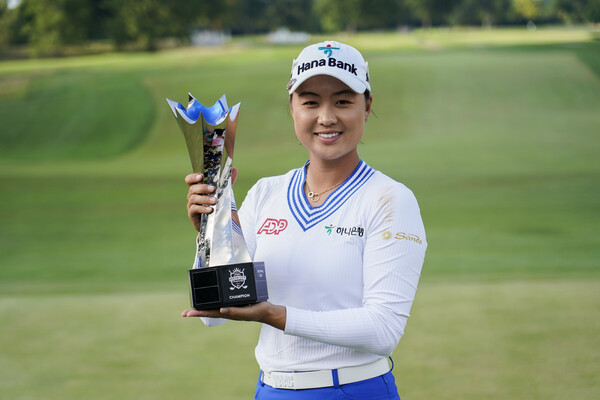 이민지가 10일(현지시각) 열린 미국여자프로골프(LPGA) 투어 크로거 퀸시티 챔피언십에서 우승한 뒤 기뻐하고 있다. 신시내티/AP 연합뉴스