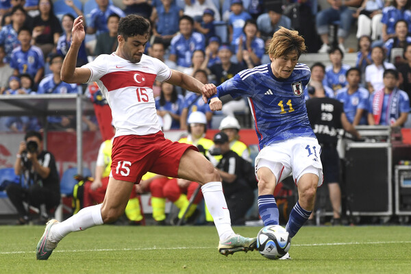 일본 축구대표팀의 후루하시 교고(오른쪽)이 12일(한국시각) 벨기에 헹크에서 열린 튀르키예와 평가전에서 슈팅하고 있다. 헹크/AP 연합뉴스