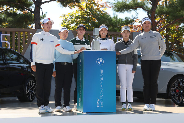 17일 경기도 파주시 서원밸리 컨트리클럽에서 열린 미국여자프로골프(LPGA) 투어 BMW 레이디스 챔피언십 포토콜 행사에서 김효주(왼쪽부터)와 신지애, 리디아 고, 고진영, 윤다빈, 유해란이 활짝 웃고 있다. 파주/연합뉴스