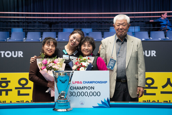 김가영이 23일 휴온스 챔피언십 우승 뒤 부모님과 함께 기뻐하고 있다. PBA 제공