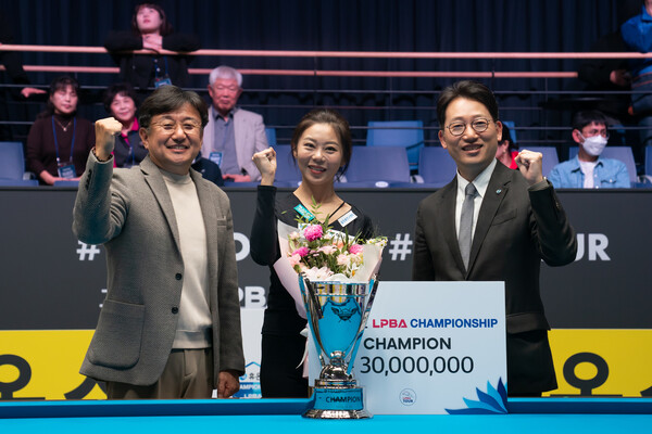 김가영이 23일 휴온스 챔피언십 우승상금 3천만원을 받은 뒤 활짝 웃고 있다. PBA 제공