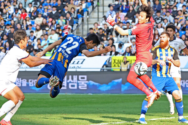 울산 현대의 김민혁이 29일 울산 문수축구경기장에서 열린 하나원큐 K리그1 대구FC와 경기에서 선제 결승골을 넣고 있다. 울산/연합뉴스