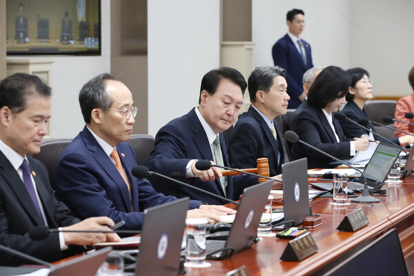 윤석열 대통령이 30일 서울 용산 대통령실 청사에서 열린 국무회의에서 개회를 선언하고 있다. 대통령실사진기자단