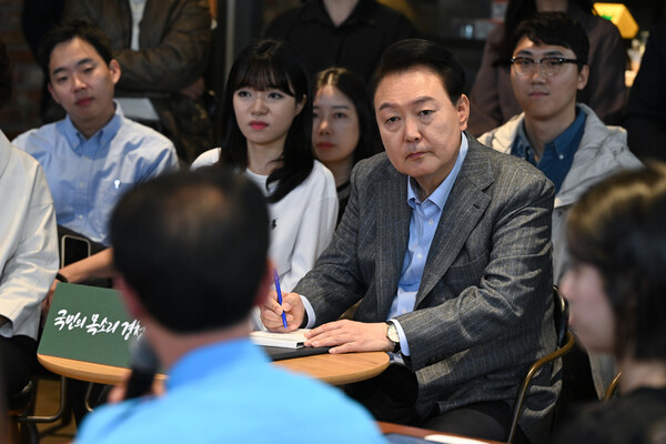 윤석열 대통령이 1일 서울 마포구 한 카페에서 열린 제21차 비상경제민생회의에서 참석자들의 발언 메모하고 있다. 2023.11.1 대통령실 제공