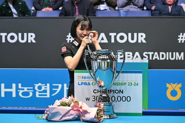 최혜미가 8일 경기도 고양 킨텍스 PBA 스타디움에서 열린 여자당구 NH농협카드 챔피언십에서 우승한 뒤 울먹이고 있다. PBA 제공