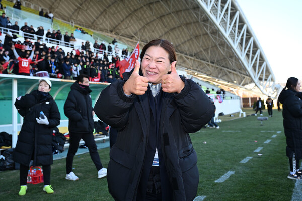 김은숙 인천 현대제철 감독이 25일 우승을 확정하자 기뻐하고 있다. 대한축구협회 제공