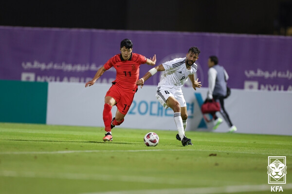 축구대표팀의 황희찬이 6일 열린 이라크와 평가전에서 드리블하고 있다. 대한축구협회 제공