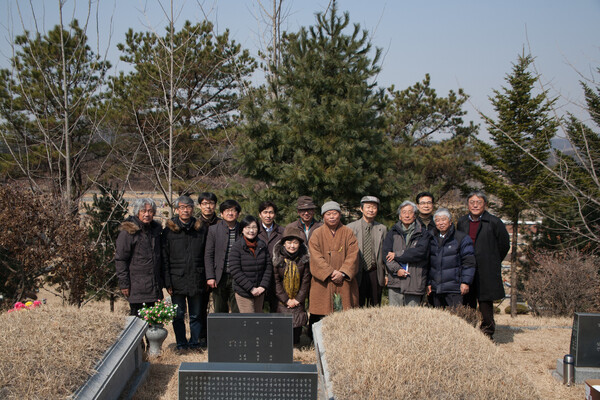 고인의 제자들이 2015년 묘소를 찾았을 때 찍었다. 맨 왼쪽이 기종석 교수. 기종석 교수 제공