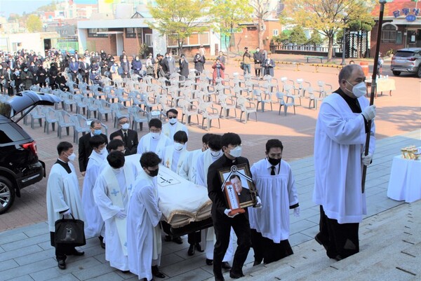 지난 27일 인천시 답동 주교좌성당에서 고 김병상 필립보 몬시뇰의 장례미사가 1천여명의 성직자와 신자들이 애도하는 가운데 거행됐다. 사진 인천교구