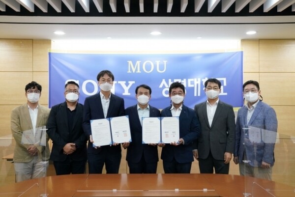 오른쪽부터 상명대 정승재 대외협력처장, 유진호 산학협력단장, 양종훈 교수, 우제완 부총장, 소니코리아 CPDC 김원우 본부장, 김태균 부장, 유주상. 상명대 제공