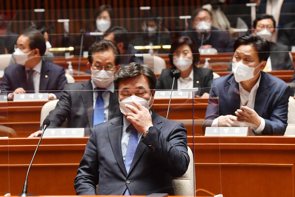 윤호중 더불어민주당 비상대책위원장이 11일 오후 국회 예결위 회의장에서 열린 의원총회에서 마스크를 고쳐쓰고 있다. 공동취재사진