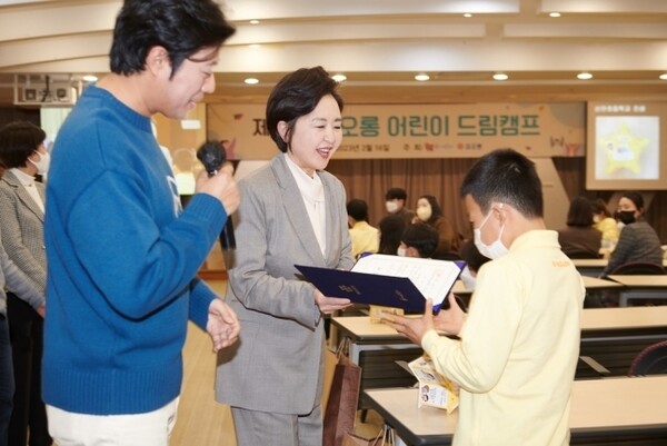 꽃과어린왕자 서창희 이사장(가운데)이 개그맨 서태훈씨와 함께 드림캠프 참가 학생들에게 장학증서를 수여하고 있다. 코오롱그룹 제공.