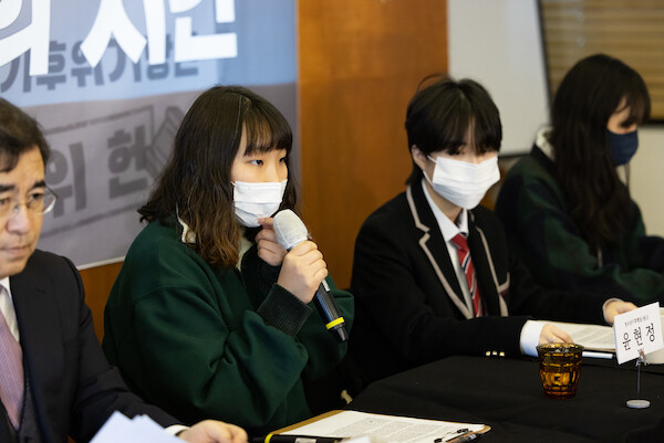 13일 청소년기후행동이 기후 헌법소원 청구 3년을 맞아 서울 종로구 포레스트구구에서 진행한 기자회견에서 헌법소원 청구인인 윤현정(19) 활동가가 발언하고 있다. 청소년기후행동 제공