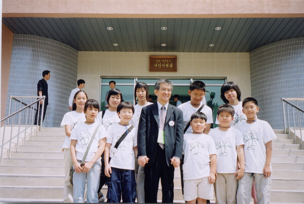 2004년 6월 평양어깨동무어린이병원 준공식 날, 고 권근술 이사장과 남쪽 대표로 방문한 어린이어깨동무의 어린이 회원들이 기념사진을 찍었다. 어린이어깨동무 제공