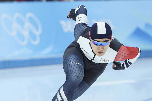 김민석이 8일 중국 베이징 국립 스피드스케이팅 경기장에서 열린 2022 베이징겨울올림픽 스피드스케이팅 남자 1500m 경기에서 역주하고 있다. 베이징/연합뉴스