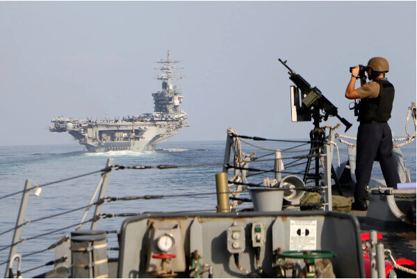 홍해에서 작전 중인 미 해군 구축함의 병사가 쌍안경으로 전방을 관측하고 있다. AP 연합뉴스