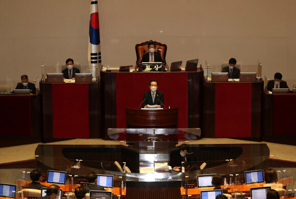 정세균 국무총리가 14일 오후 서울 여의도 국회에서 열린 본회의에서 2020년도 제4회 추가경정예산안에 대한 정부의 시정연설을 하고 있다. 연합뉴스