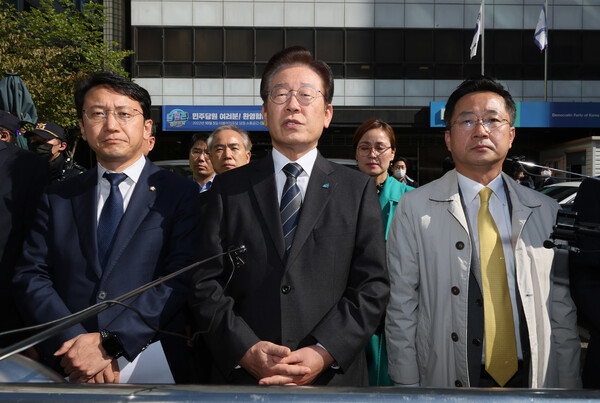 더불어민주당 이재명 대표가 민주연구원에 대한 검찰 압수 수색이 진행 중인 24일 오전 서울 여의도 더불어민주당 중앙당사 앞에서 취재진에게 입장을 밝히고 있다. 사진 연합뉴스