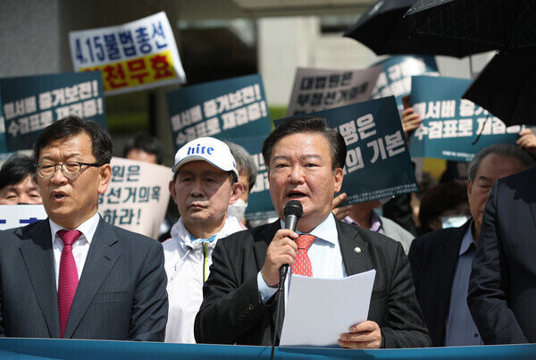 민경욱 전 국회의원이 2020년 5월7일 오전 서울 서초구 대법원 앞에서 열린 선거무효소송 대법원 소장 제출 관련 기자회견에서 발언하고 있다. 연합뉴스