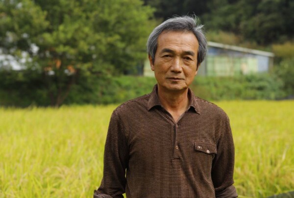 &lt;논 벼 쌀&gt;을 써낸 ‘농꾼’ 김현인씨는 ‘벼농사를 지키는 옹이’를 자처한다. 사진 &lt;전라도닷컴&gt; 제공