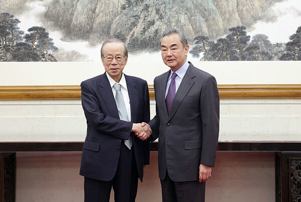 중국 외교 사령탑 왕이(오른쪽) 공산당 중앙정치국 위원이 지난달 31일 베이징에서 후쿠다 야스오 전 일본 총리를 만나 악수하고 있다. 중국 외교부 누리집 갈무리