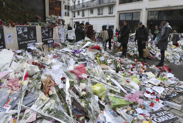 ‘파리 테러’ 샤를리 에브도 전 사무실 근처에서 흉기 공격