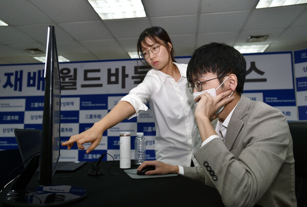 신진서와 최정 9단이 7일 삼성화재배 결승 1차전 대국 뒤 복기하고 있다. 한국기원 제공