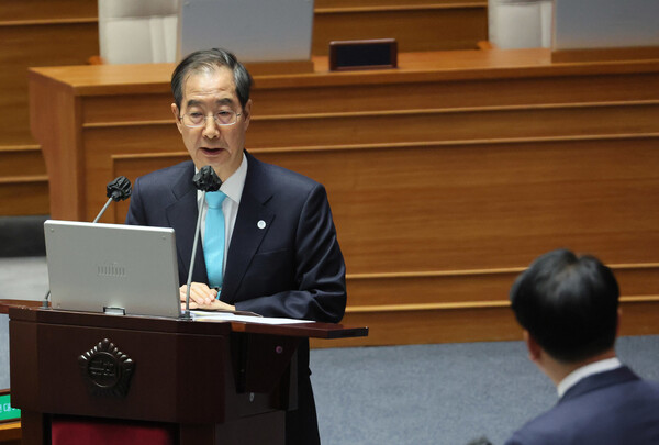 한덕수 국무총리가 3일 오후 국회에서 열린 본회의에서 더불어민주당 박용진 의원의 질문에 답변하고 있다. 사진 연합뉴스