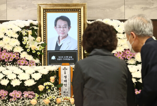 정태인 전 청와대 국민경제 비서관의 빈소가 차려진 서울 강남성모병원 장례식장에 21일 오후 추모객들이 방문해 고인에게 묵념하고 있다. 윤운식 선임기자 yws@hani.co.kr