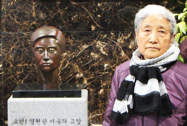 윤영옥씨가 외아들 고 이창준씨의 흉상 앞에서 사진을 찍고 있다. 오현고 제공