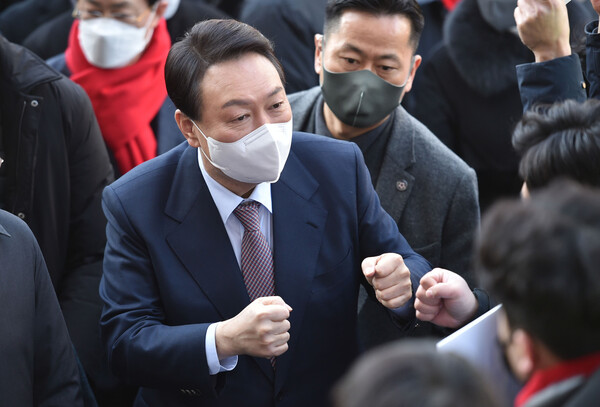 윤석열 국민의힘 대선 후보가 30일 대구시당에 도착하며 지지자들과 인사하고 있다. 연합뉴스