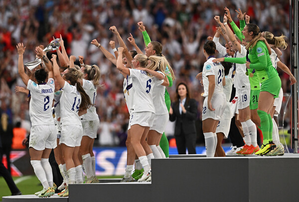 잉글랜드 여자축구대표팀 선수들이 유로 2022 우승 시상대에서 좋아하고 있다. 런던/로이터 연합뉴스