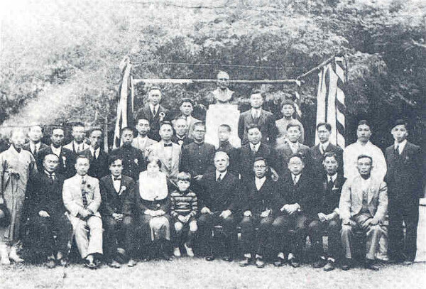 1937년 일제강점기 공주영명학교 출신들이 우리암(앞줄 오른쪽 다섯째) 선교사를 기리기 위해 흉상 제막식을 한 뒤 기념 촬영한 모습. 한국선교유적연구회 제공