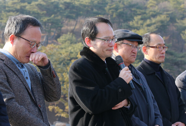 영화 <변호인>의 부림사건의 실제 피해자인 고호석(가운데)씨 등이 2014년 1월21일 오후 경남 김해시 진영읍 봉하마을의 노무현 전 대통령의 묘소 참배하고 있다. 사진 김해/김태형 기자 xogud555@hani.co.kr