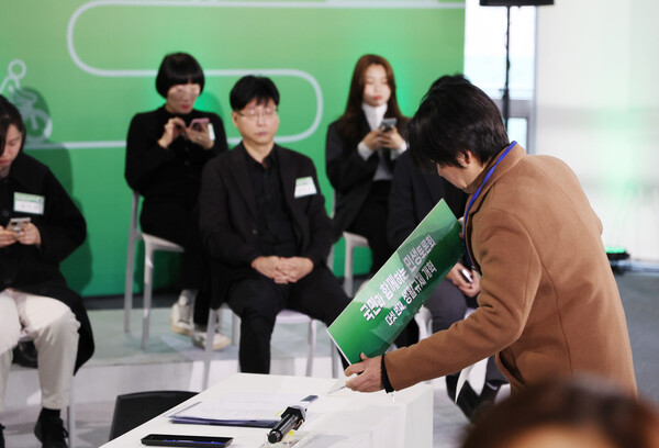 윤석열 대통령이 22일 서울 동대문구 한국콘텐츠진흥원 콘텐츠인재캠퍼스에서 예정된 ‘국민과 함께하는 민생토론회 - 다섯 번째, 생활규제 개혁'에 불참하기로 알려지자 관계자가 윤 대통령 자리를 정리하고 있다. 대통령실사진기자단