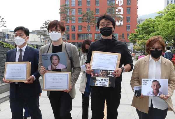 베트남전쟁 문제의 정의로운 해결을 위한 시민사회네트워크 관계자들이 25일 오전 ‘베트남전 민간인학살 피해자 진실규명 신청서’를 제출하기 위해 서울 중구 진실화해위원회로 들어가고 있다. 신소영 기자 viator@hani.co.kr