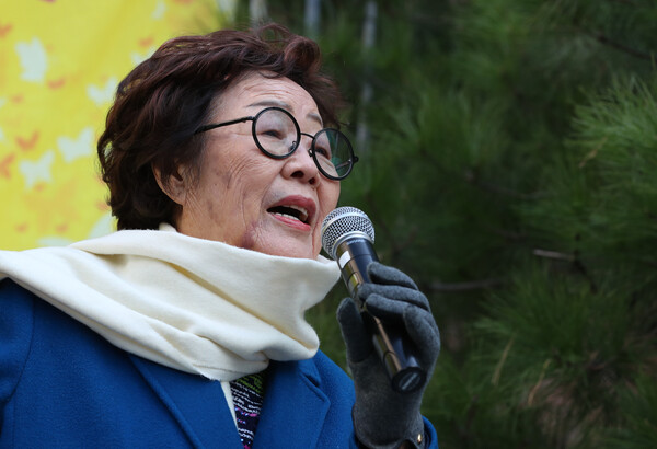 일본군 ‘위안부’ 피해자 이용수 할머니가 지난해 11월 20일 서울 종로구 옛 일본대사관 앞에서 열린 제1414차 일본군 성노예제 문제 해결을 위한 정기수요시위에 참석해 일본의 반인류적 죄악에 대한 진솔한 사과와 보상을 요구하고 있다. 김정효 기자 hyopd@hani.co.kr