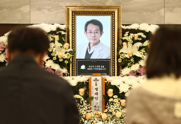 정태인 전 청와대 국민경제비서관의 빈소가 차려진 서울성모병원 장례식장에 21일 오후 추모객들이 방문해 고인에게 묵념하고 있다. 윤운식 선임기자 yws@hani.co.kr