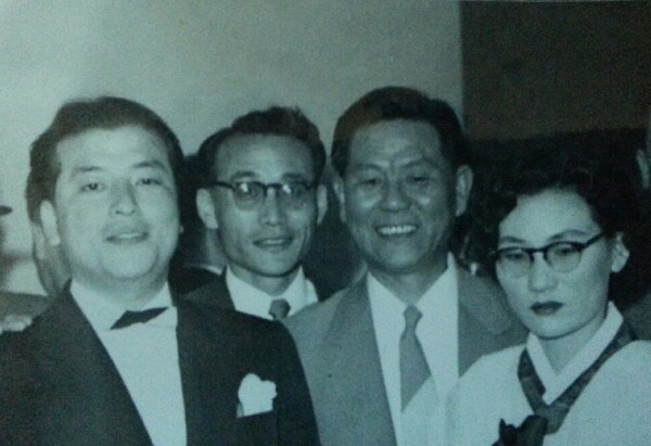 1955년 결혼식 피로연 때. 맨 왼쪽 신랑 이봉래, 세번째 부친 조봉암, 네번째 신부 조호정씨이다. 유족 제공