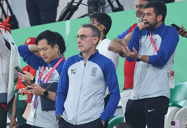 3일 오전(한국시각) 카타르 알라이얀의 에듀케이션 시티 스타디움에서 열린 2022 카타르 월드컵 조별리그 H조 3차전 대한민국과 포르투갈 경기. 파울루 벤투 감독이 VIP석에서 경기를 지켜보고 있다. 알라이얀/연합뉴스